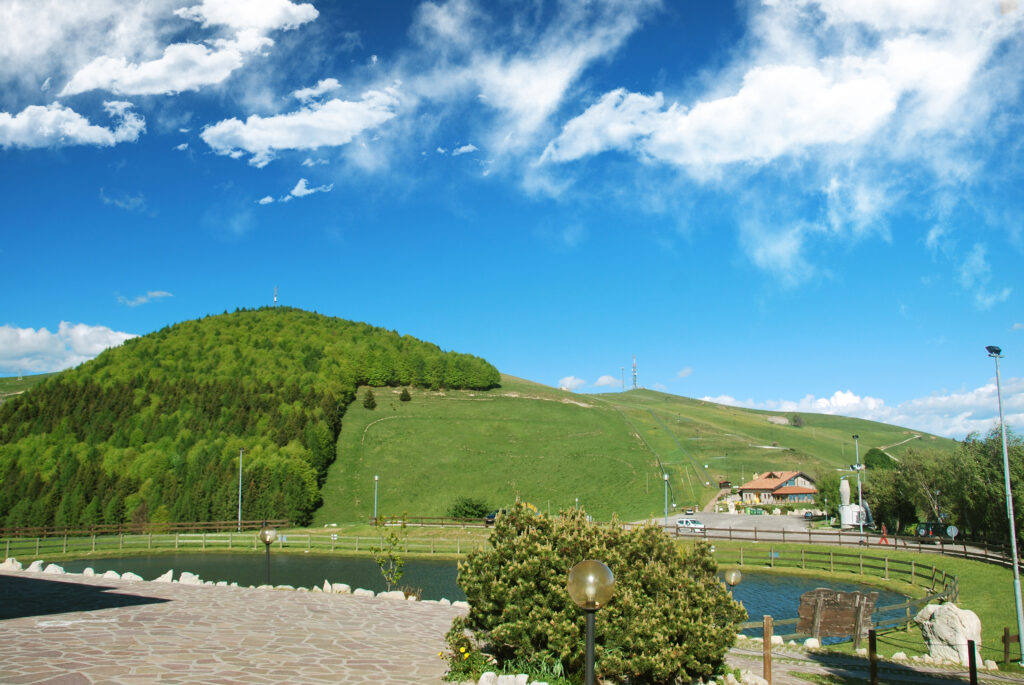 Veduta del Piazzale Virgo Fidelis ai Colli San Fermo, con il laghetto e i colli sullo sfondo. 